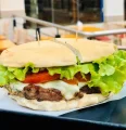 137 -Hambrguer artesanal, queijo, tomate e alface.