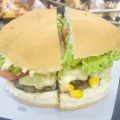 144 - Hambrguer artesanal, catupiry, milho, queijo, tomate e alface.