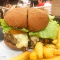 422 - Hambrguer recheado( catupiry), bacon, mussarela, tomate e alface ( acompanha batata crinkle)