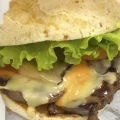 22 - Hambrguer, cheddar, bacon, queijo prato, tomate e alface.