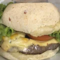21 - Hambrguer, catupiry, milho, queijo prato, tomate e alface.